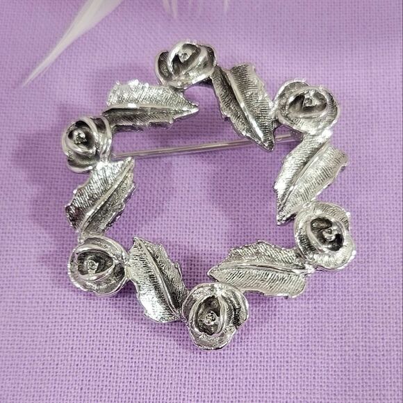 Sarah Coventry Vintage Wreath Roses and Leaves Brooch - Picture 2 of 5